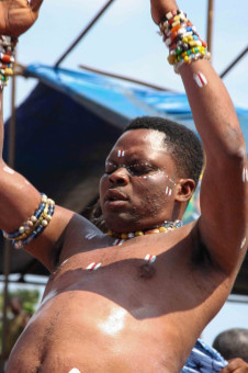 Un homme en transe au festival Epé-Ekpé à Glidji, Togo