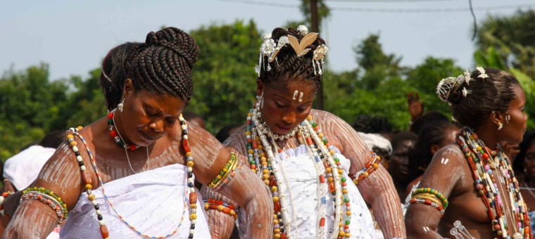 Des femmes dansent au festival Epé-Ekpé à Glidji, Togo 